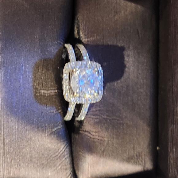 Beautiful 18k gold and diamond ring from Simon G in very good condition. - Picture 11 of 13